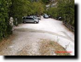 La foto raffigura la parte finale della strada carrabile che porta alle gole di San Martino