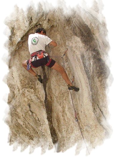 L'immagine raffigura una persona che sta arrampicando su una delle tante vie presenti alla falesia di Fara San Martino presso le Gole di San Martino