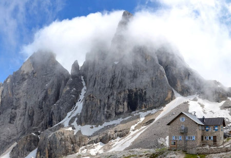 Baita Segantini Foto della veduta della Baita Segantini con dietro il Cimon della Pala.